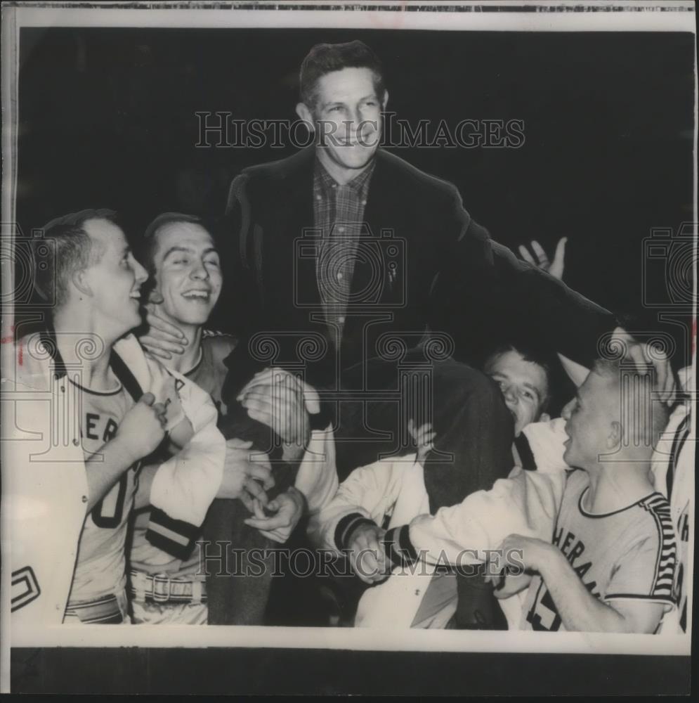 1958 Press Photo Pacific Lutheran basketball coach, Marv Harshman, with players - Historic Images