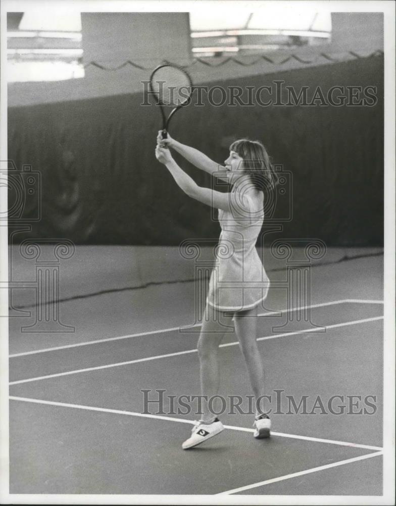 1977 Press Photo Tennis player Julie Harrington in action - sps05323 - Historic Images