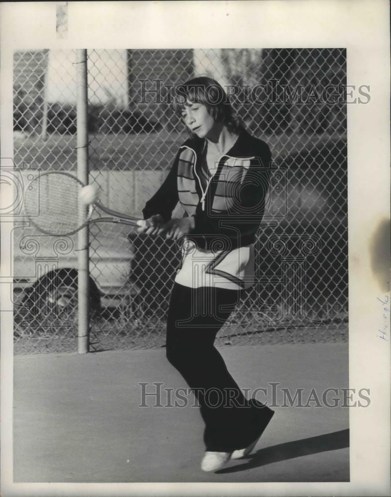 1976 Press Photo Tennis player Julie Harrington swings her racquet - sps05324 - Historic Images