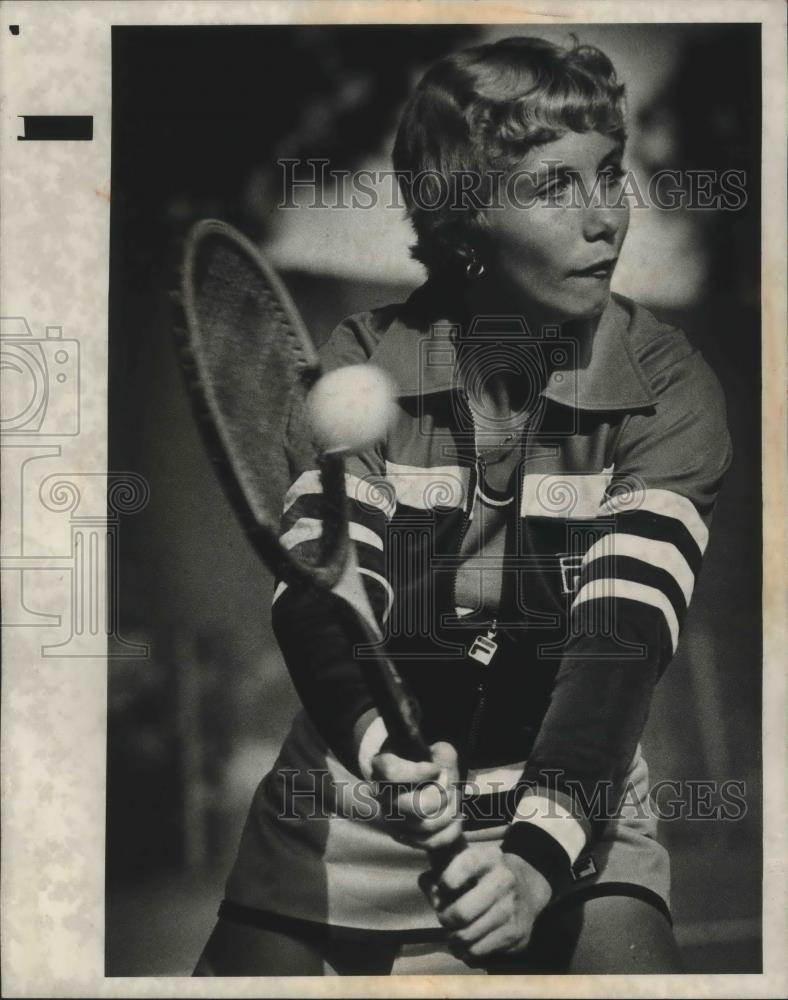 1980 Press Photo Julie Harrington warms up during Spokane Tennis Classic - Historic Images