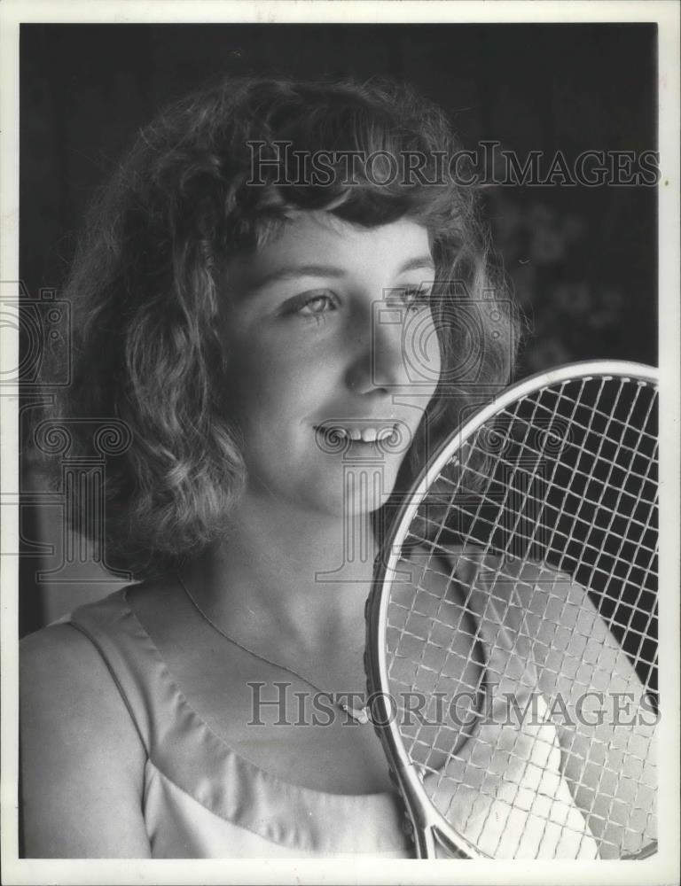 1978 Press Photo Tennis player, Julie Harrington, poses with her racquet - Historic Images