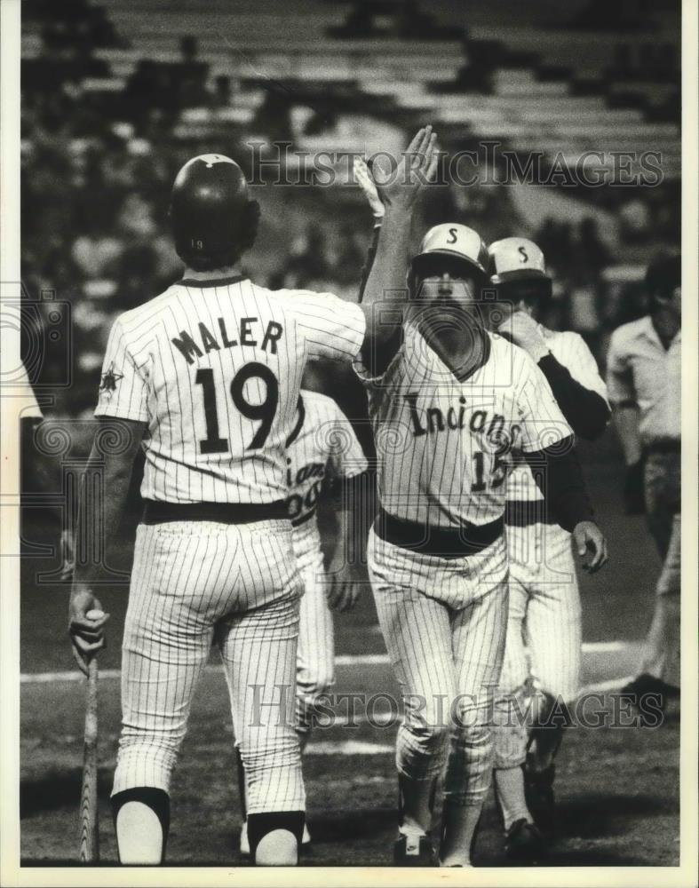 1981 Press Photo Spokane Indians baseball&#39;s Mike Hart gives Jim Maler a high 5 - Historic Images