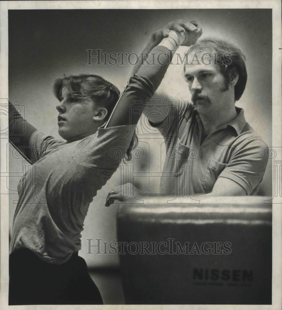 1980 Press Photo Gymnastics coach, Rick Harrison &amp; student, Jennifer Moseman - Historic Images