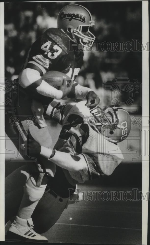 1983 Press Photo Cougars football player Tim Harris goes against OSU opponent - Historic Images