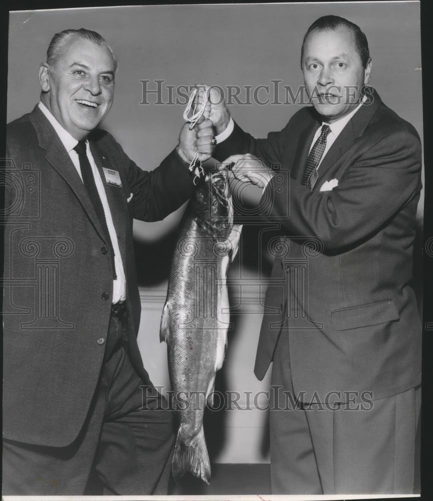 1958 Press Photo Baseball&#39;s Spencer Harris &amp; companion display fishing catch - Historic Images