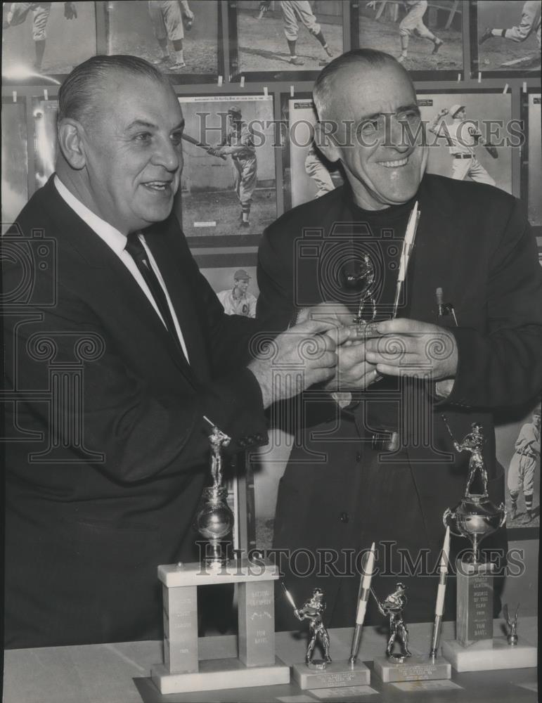 1960 Press Photo Spokane Indians executive, Spencer Harrie &amp; fan, Marland Witte - Historic Images