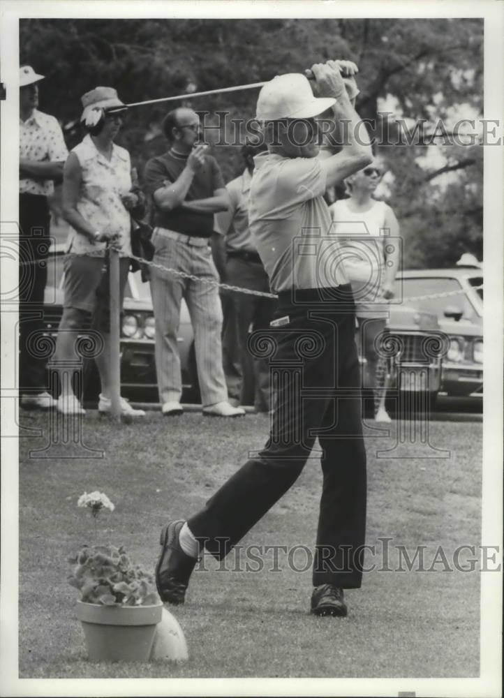 1975 Press Photo Golfer Bud Hofmeister shows his form - sps05389 - Historic Images