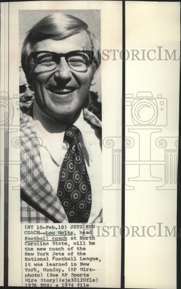 1974 Press Photo Lou Holtz, head football coach Carolina State - sps05414 - Historic Images