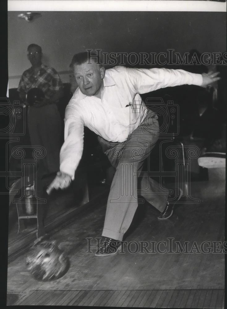 Press Photo Washington State football coach, O.L. Babe Hollingbery, bowls - Historic Images