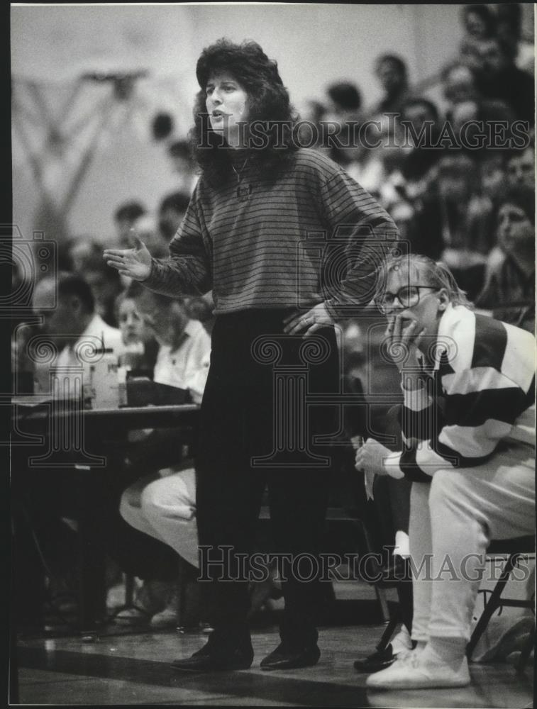 1994 Press Photo Mead High School girls basketball coach, Jeanne Helfer - Historic Images