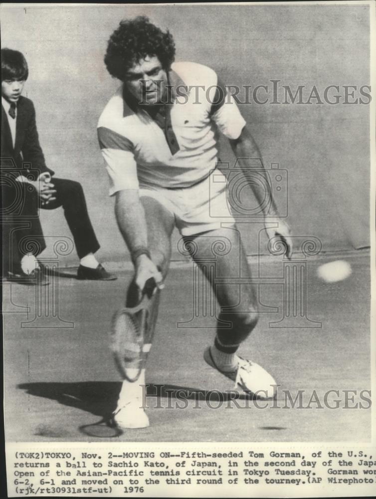 1976 Press Photo Tom Gorman, of U.S. tennis, returns ball to Sachio Kato, Japan - Historic Images