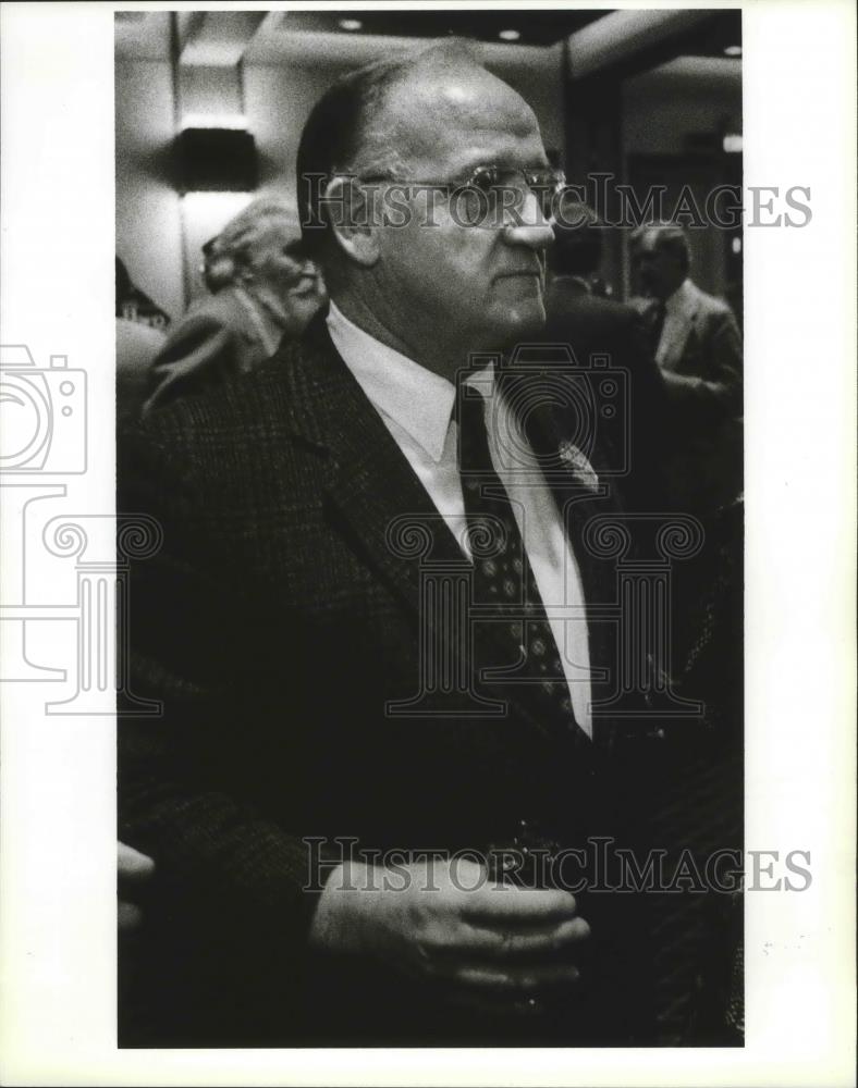 1990 Press Photo Basketball coach Roy Graffis at Ridpath Hotel - sps05475 - Historic Images