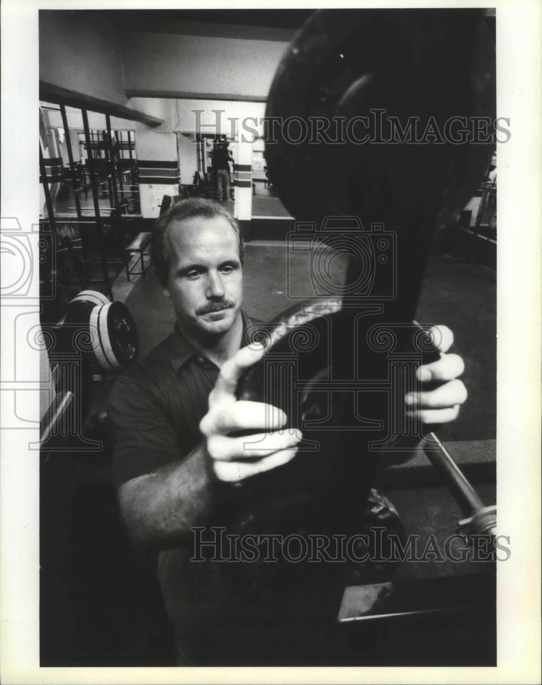 1988 Press Photo Football&#39;s Kevin Graffis oversees WSU weight training program - Historic Images