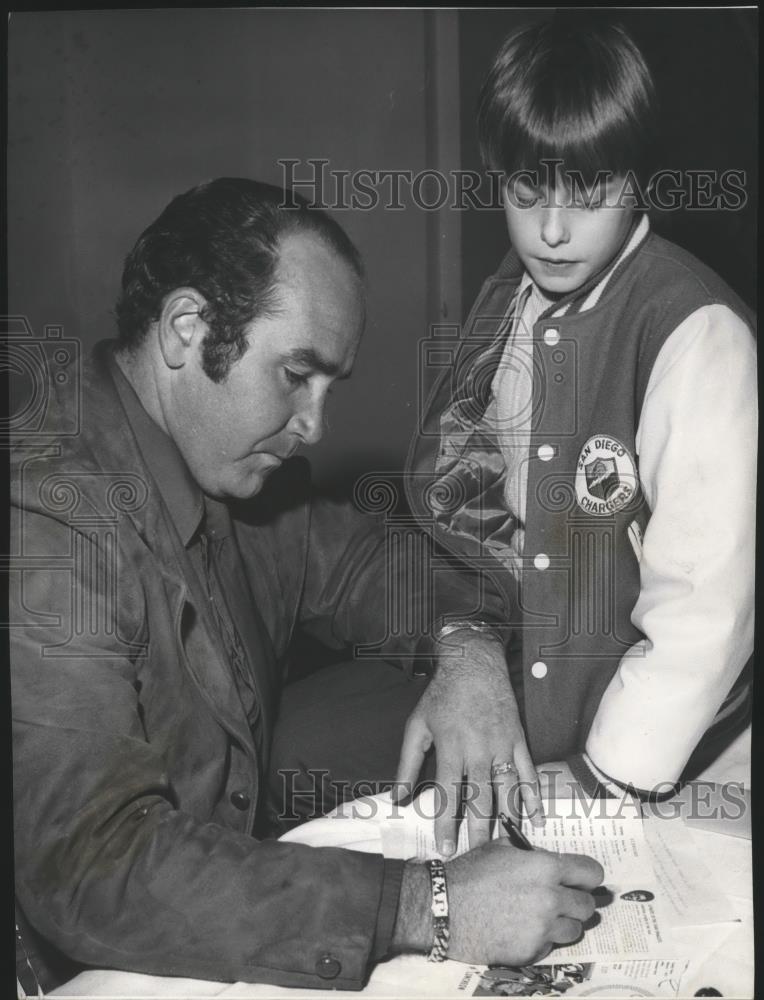 1972 Press Photo San Diego Chargers football quarterback, John Hadl &amp; youngster - Historic Images