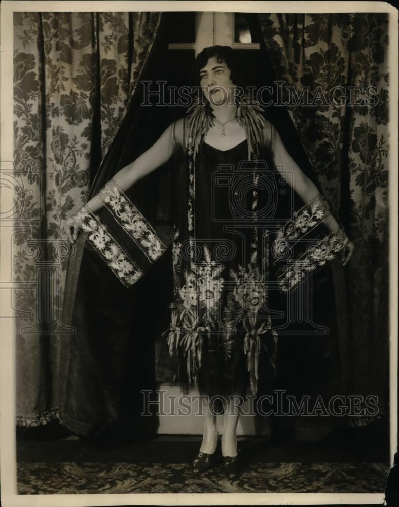 1927 Press Photo New York Hazel Bailey wears velvet negligee NYC  - neny16198 - Historic Images