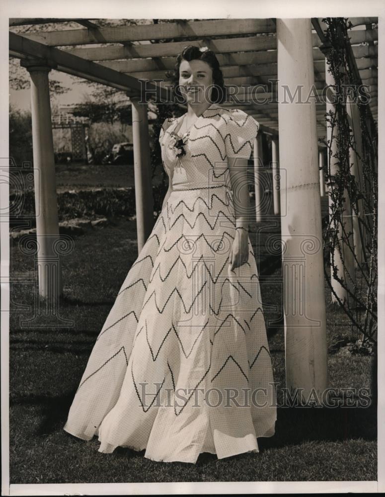 1940 Press Photo New York Dorothy Thebeau modeled ad Class Day Dress NYC - Historic Images