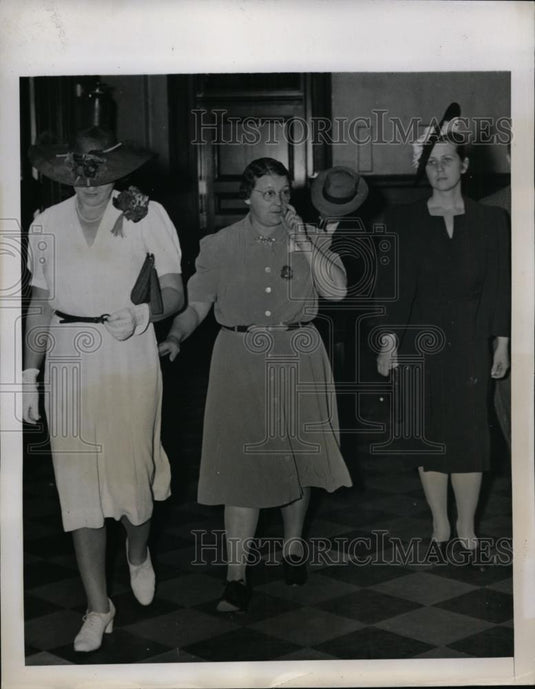 1941 Press Photo New York Matron holds Else Wuestenfeld and Evelyn Clayton NYC - Historic Images