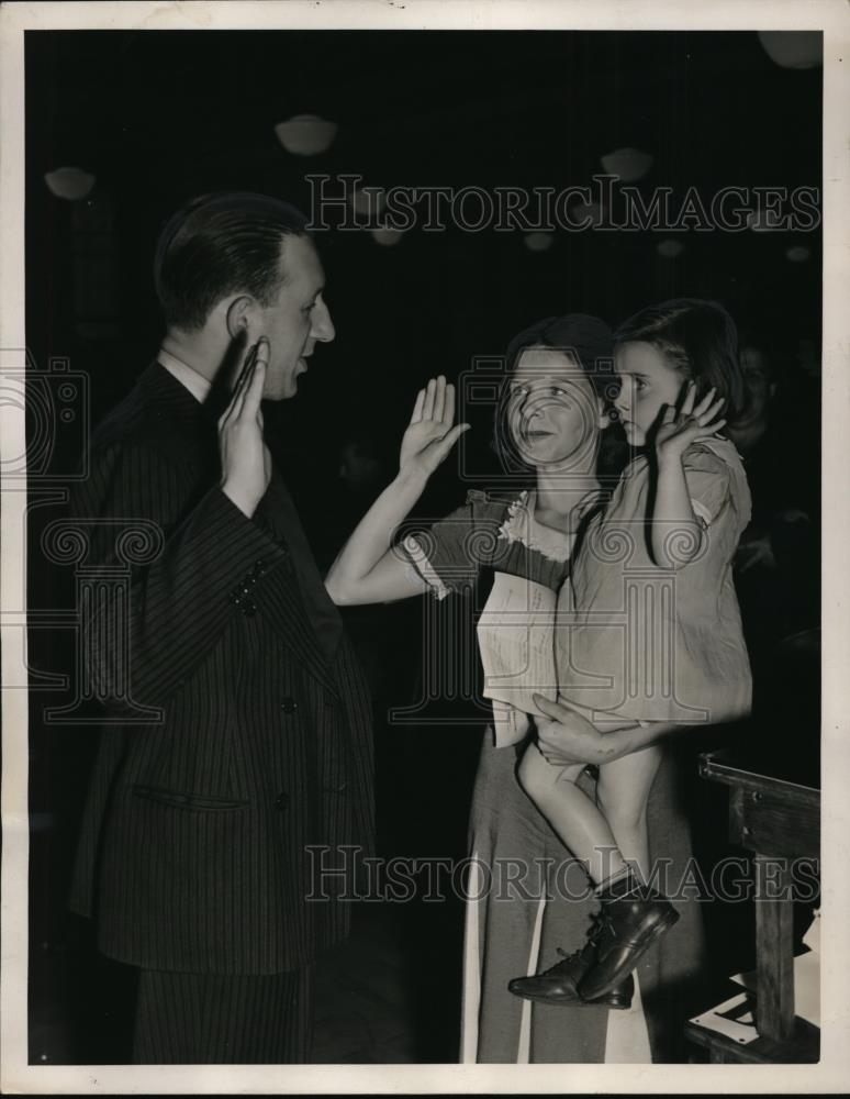 1940 Press Photo New York Mrs Laura McCallister at alien registration NYC - Historic Images