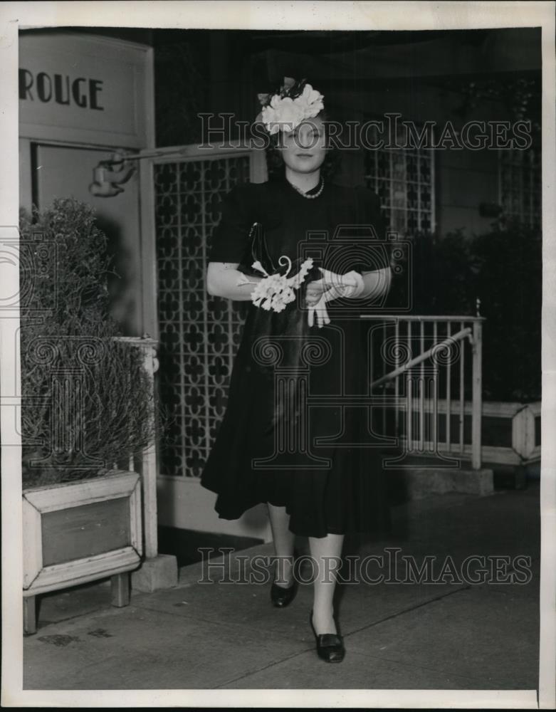 1940 Press Photo NEW YORK DEBUTANTES DISPLAY SPRING TOGS NYC - neny16994 - Historic Images