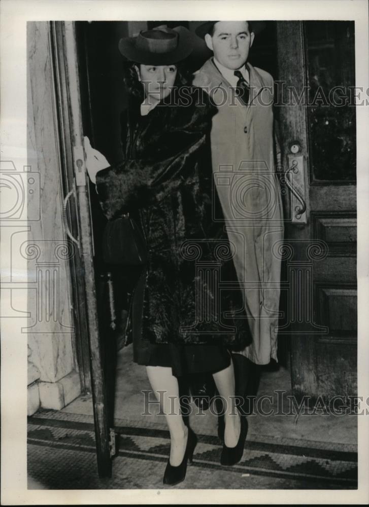 1940 Press Photo New York Cecelia Ritchie captured Bandit with armed pistol NYC - Historic Images