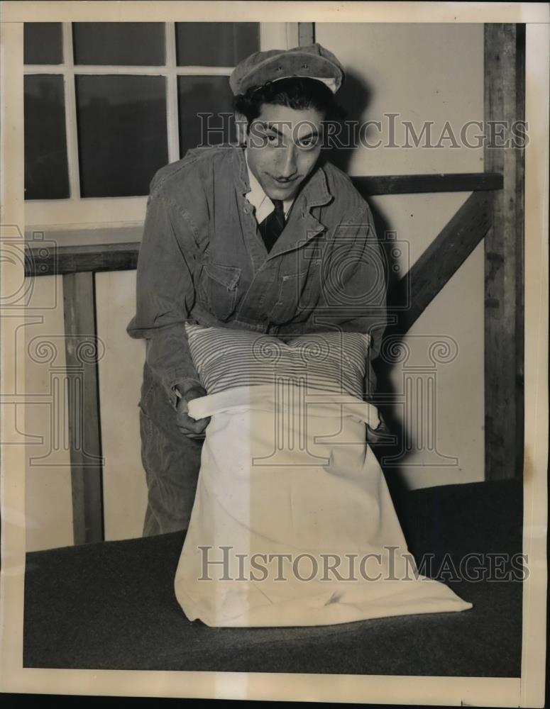 1940 Press Photo New York Napoleon Bonapart in U.S. Army makes beds NYC - Historic Images