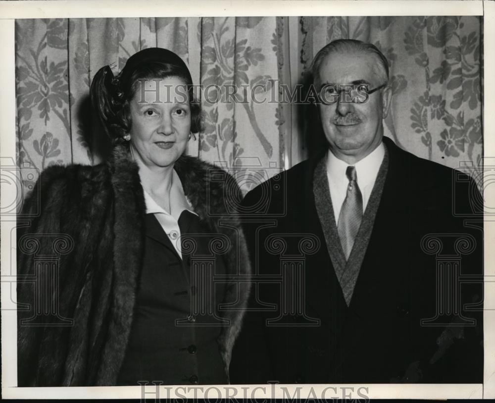 1947 Press Photo NEW YORK NEWSPAPERMAN ARRIVES ON S.S. AMERICA NYC - neny17162 - Historic Images