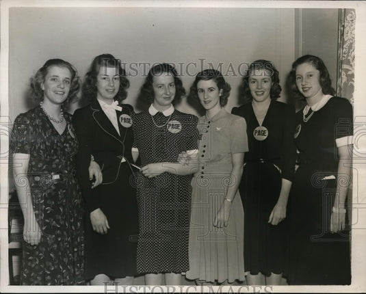 1940 Press Photo NEW YORK JUNIOR LEAGUE AS PAGES AT WOMEN VOTERS' CONVENTION NYC - Historic Images