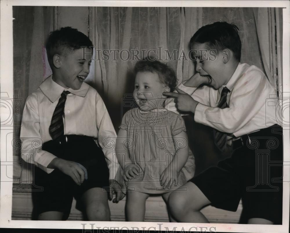 1940 Press Photo New York Johnny Woods &amp; James Woods with Sister Jane NYC - Historic Images