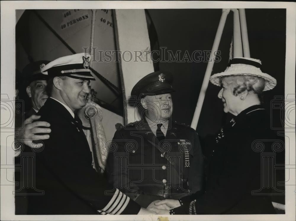 1940 Press Photo New York J Borden Harriman Congratulates Capt Torning NYC - Historic Images