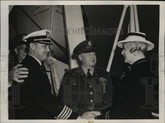 1940 Press Photo New York J Borden Harriman Congratulates Capt Torning NYC - Historic Images