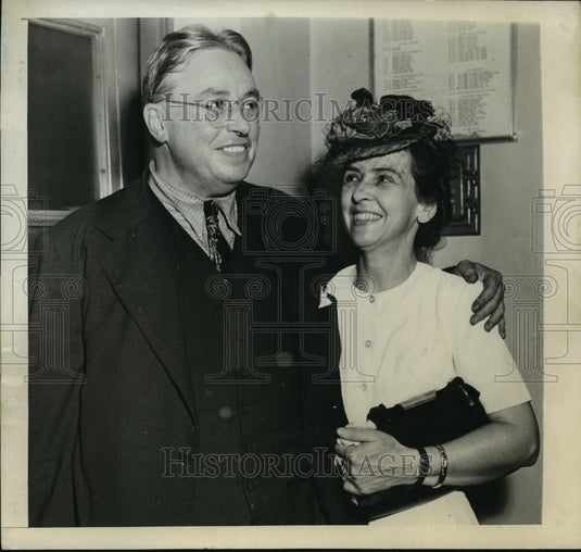 1942 Press Photo New York Dr Edward Wilson Arrives at LaGuardia Field NYC - Historic Images
