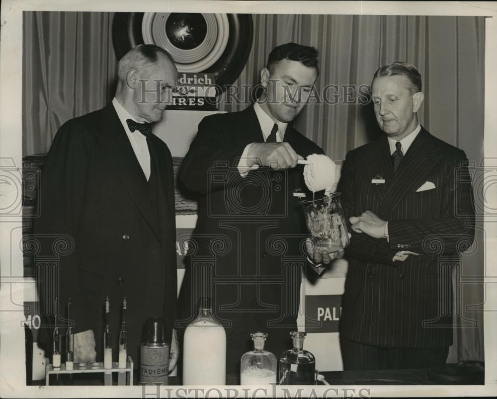 1940 Press Photo NEW YORK NEW AMERICAN SYNTHETIC RUBBER DEMONSTRATED NYC - Historic Images