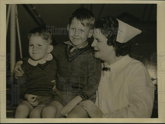 1940 Press Photo New Yrok Graham & Allen Lester with Mrs Clara Main in NYC - Historic Images