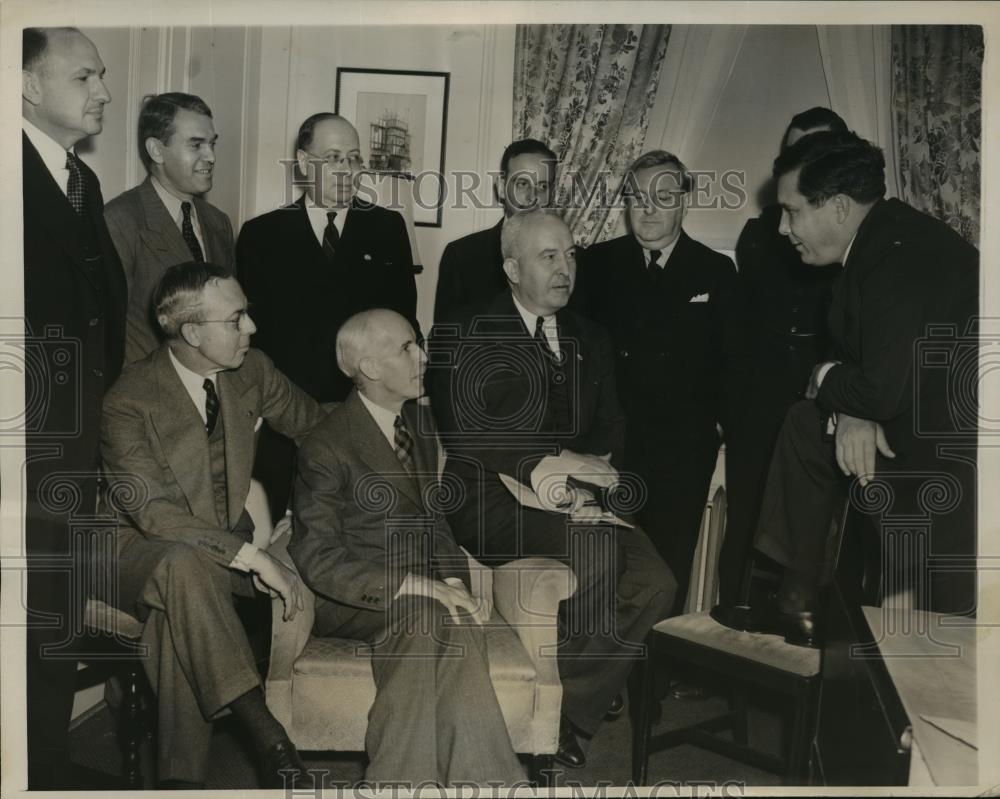 1940 Press Photo NEW YORK WILLKIE MEETS HOUSING GROUP NYC - neny17669 - Historic Images