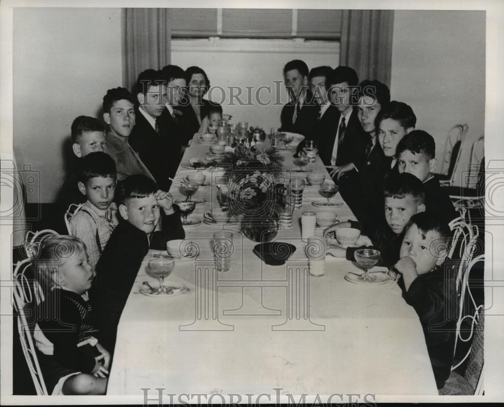 1940 Press Photo NEW  YORK WORLD&#39;S LARGEST FAMILY OF BOYS VISITS FAIR NYC - Historic Images