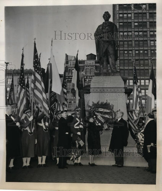 1940 Press Photo New York Mrs. Robert Taft lays wreath at Lincoln's Statue NYC - Historic Images