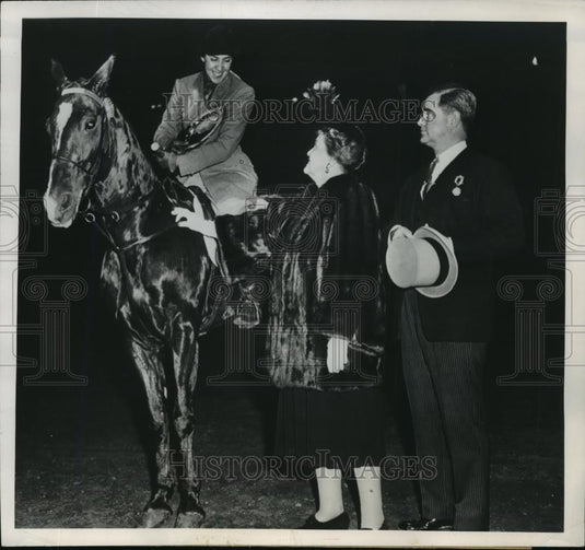 1950 Press Photo New York Elva Veldez winning the National Horse Show Award NYC - Historic Images