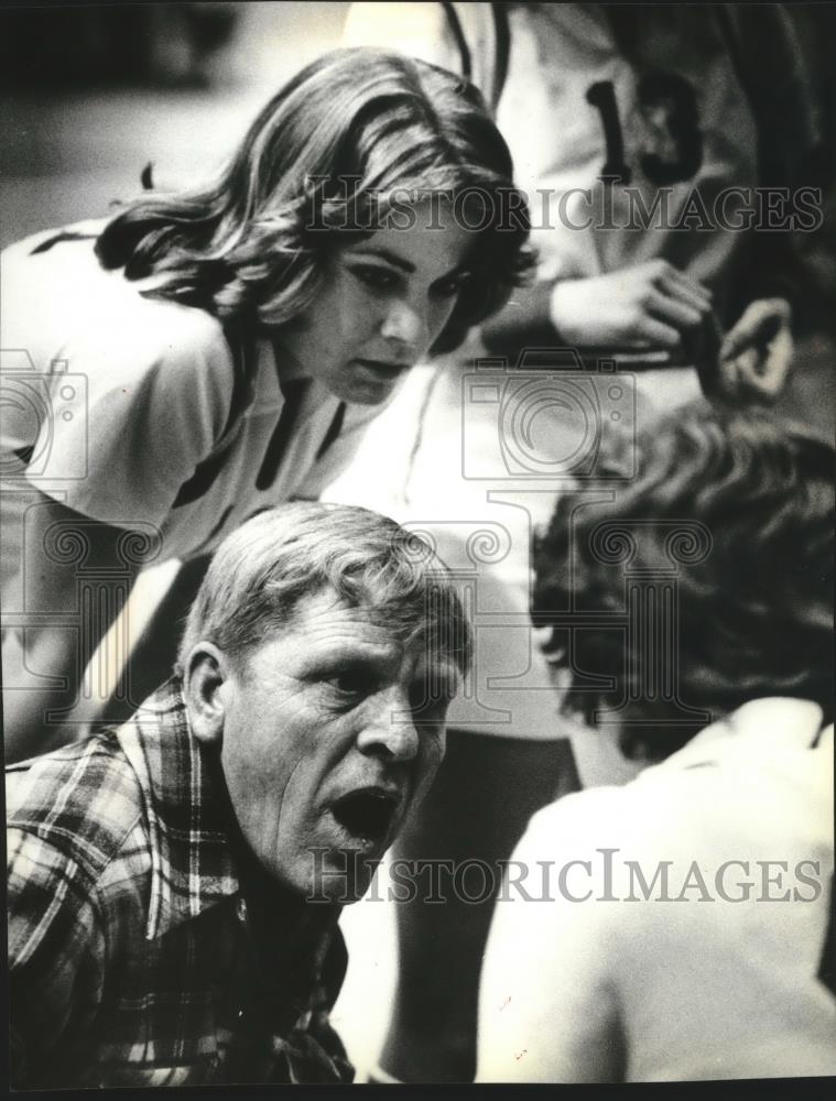 1979 Press Photo Oakesdale basketball coach, Buddy Gibson, talks to players - Historic Images