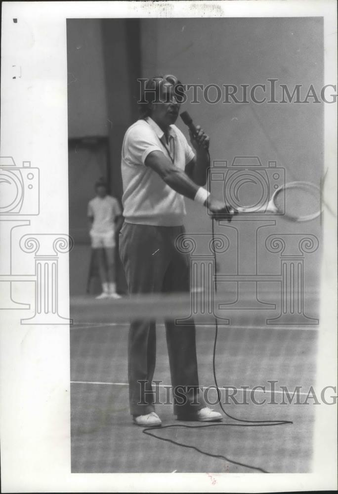 1974 Press Photo Tennis legend, Pancho Gonzales, talks about the sport - Historic Images