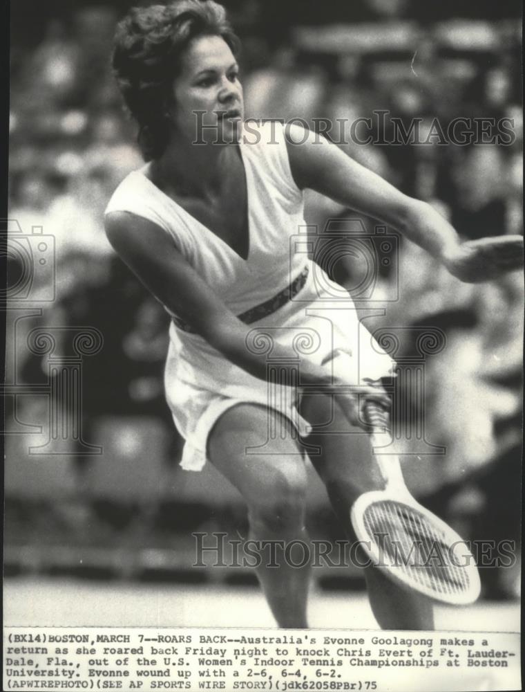 1975 Press Photo Tennis player Evonne Goolagong returns the ball - sps05652 - Historic Images