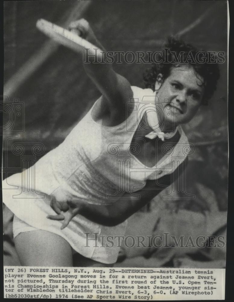 1974 Press Photo Australian tennis player Evonne Goolagong returns the ball - Historic Images