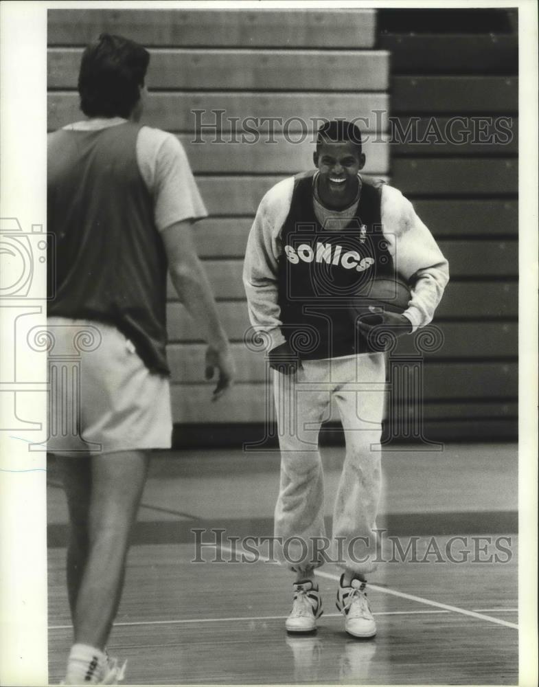 1988 Press Photo Seattle Supersonics basketball&#39;s Dale Ellis enjoys practice - Historic Images