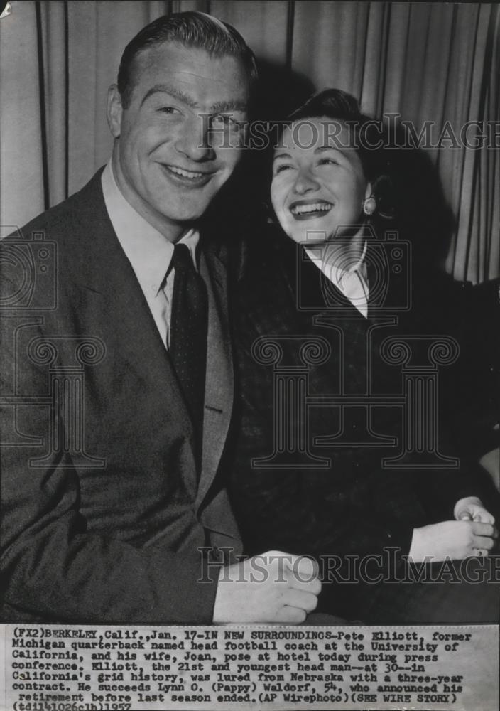 1957 Press Photo University of California football coach, Pete Elliott &amp; wife - Historic Images