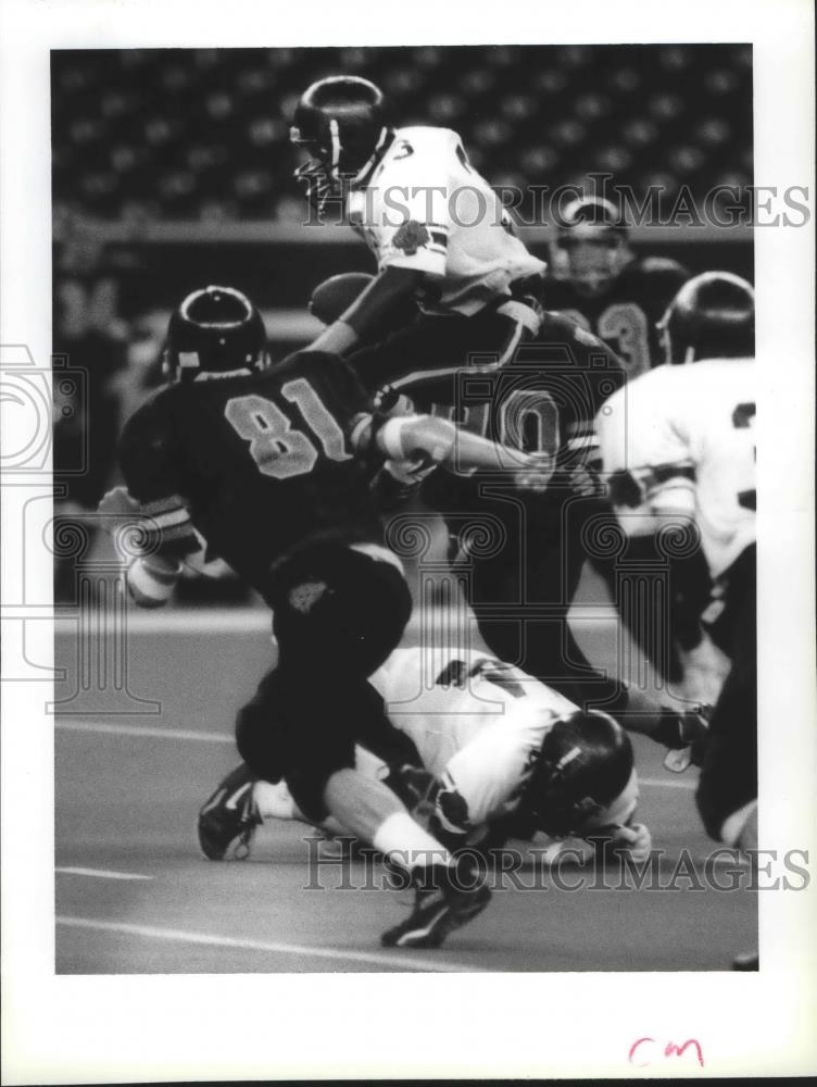 1993 Press Photo Football Odessa's Dalles Deife jumps through the line. - Historic Images