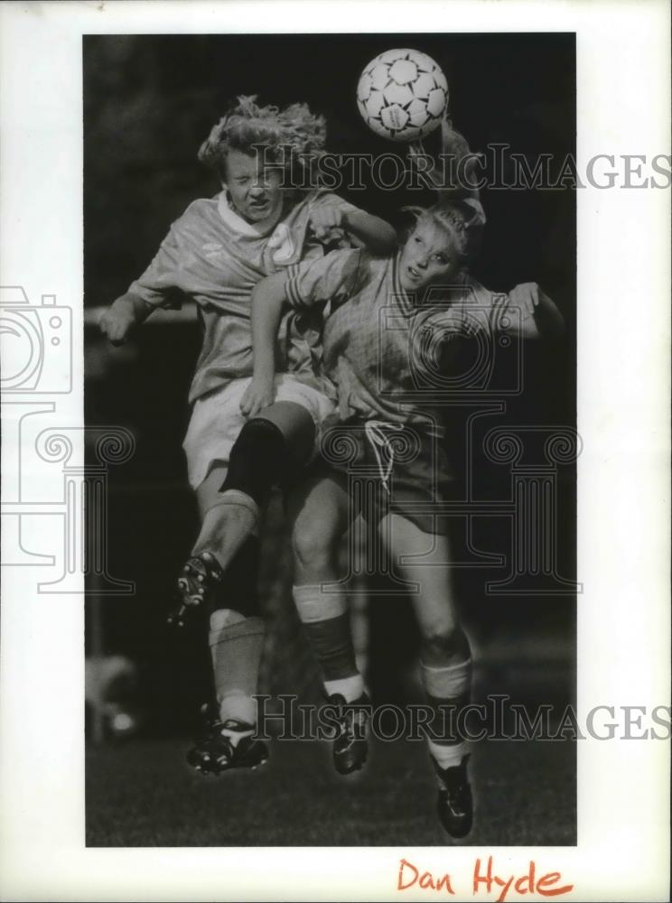1990 Press Photo Soccer players Christina Henry and Michelle Davies - sps05724 - Historic Images