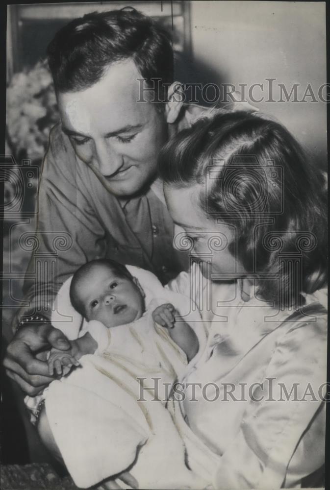 1945 Press Photo Football star, Tom Harmon, with his wife and new born baby - Historic Images