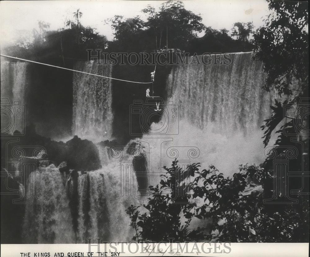 Press Photo Kings and Queen of the Sky-dare devils tight rope stunt over Falls - Historic Images