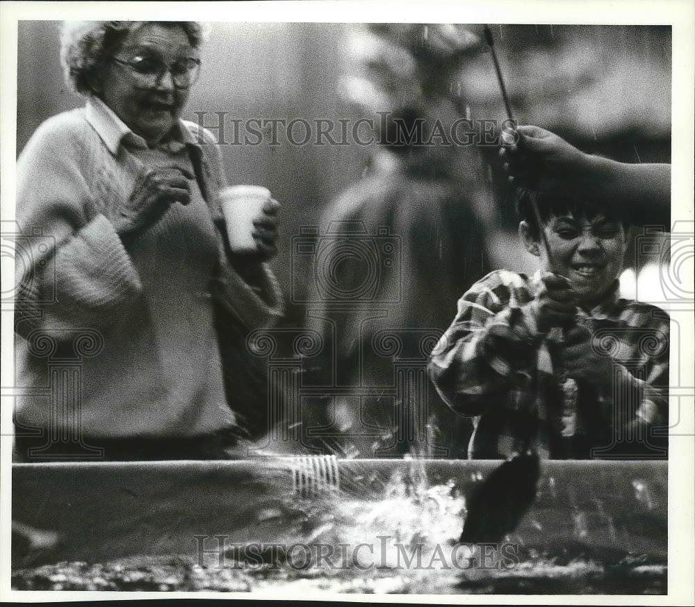 1994 Press Photo Justin Brazill &amp; grandma at Spokane&#39;s sports &amp; recreation show - Historic Images