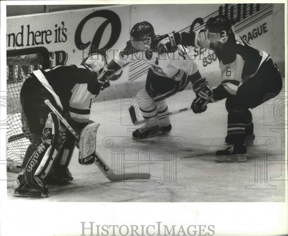 1990 Press Photo Hockey Defenseman Dean Zayonce and goalie Ray Whitney - Historic Images