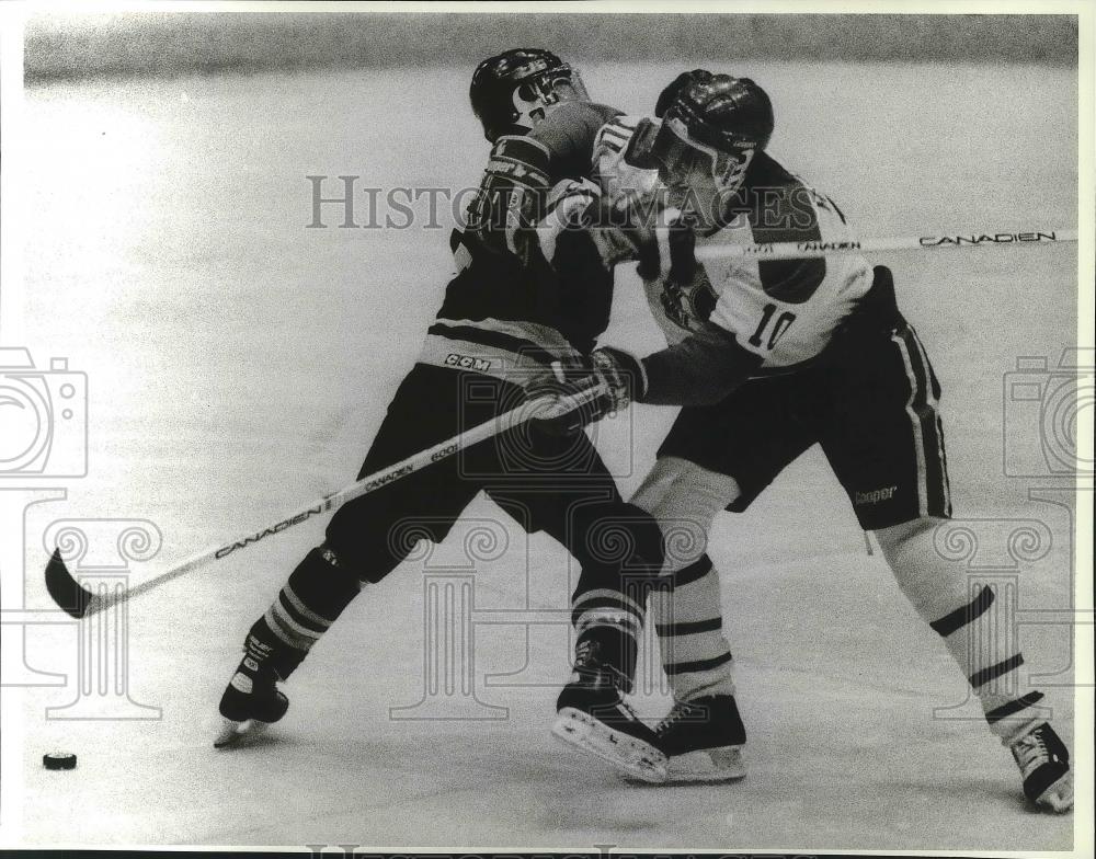 1990 Press Photo Hockey Chiefs&#39; Bobby House and Dan Sherstenka - sps05909 - Historic Images